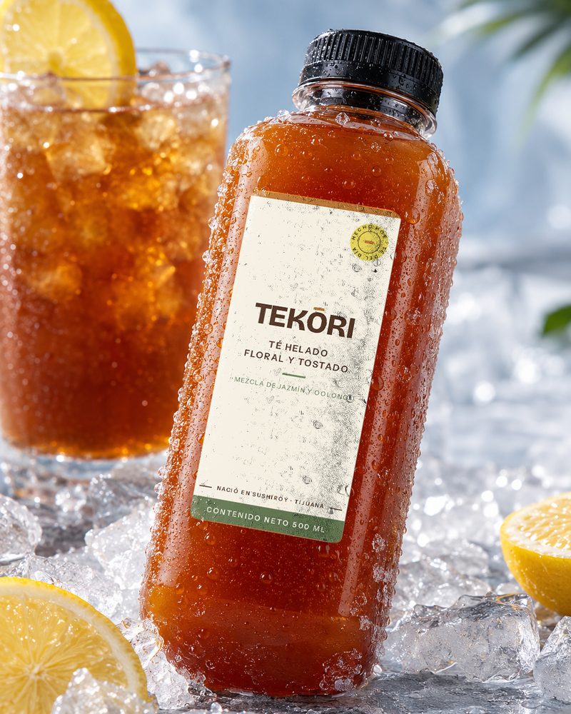 Botella de té helado Tekōri entre hielo y limón